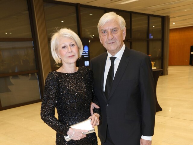 Herec Miroslav Donutil a jeho elegantná manželka.