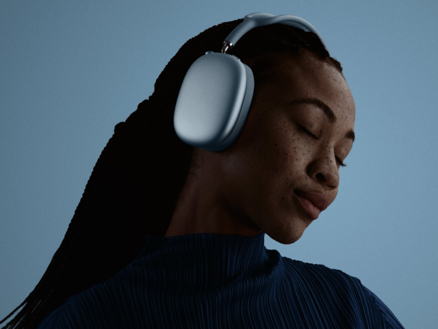 Apple-Air Pods-Max-2-lifestyle