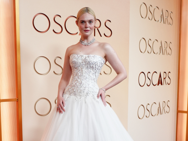 Herečka Elle Fanning v róbe Givenchy by Sarah Burton. 