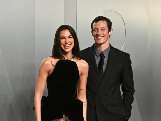 Speváčka Dua Lipa v kreácii Schiaparelli Haute Couture a jej partner Callum Turner.