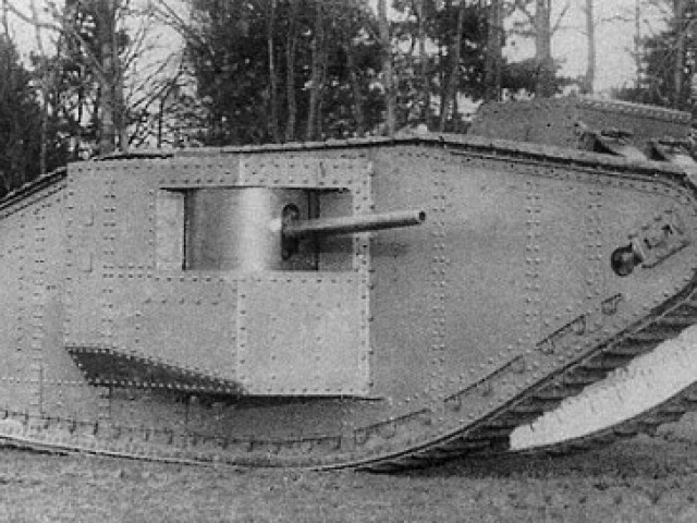 Britiský prototyp tanku z roku 1915 s prezývkou Mother