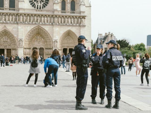 Paríž, Notre Dame, polícia