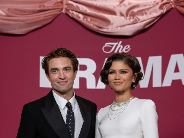 Herecká dvojica Robert Pattinson a Zendaya spoločne uviedli novinku The Drama v Paríži. 