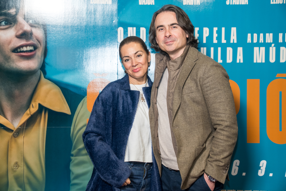 Matej Drlička a jeho partnerka Adriana Kučerová na slávnostnej premiére. 