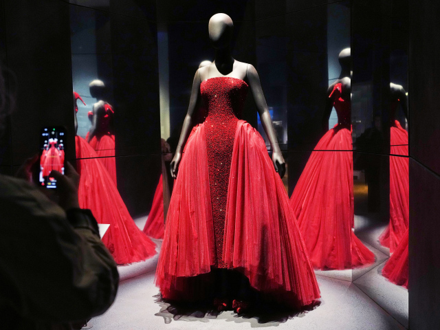 Schiaparelli Haute Couture, ktorú mala na sebe oblečenú speváčka Ariana Grande