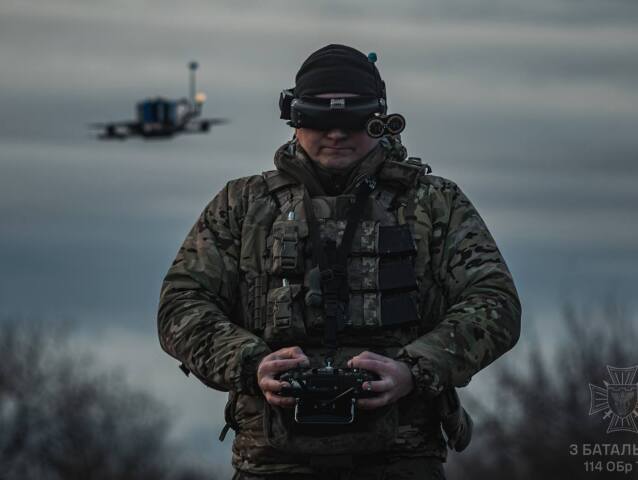 Ukrajinský vojak, operátor dronu, bezpilotné lietadlo, vojna