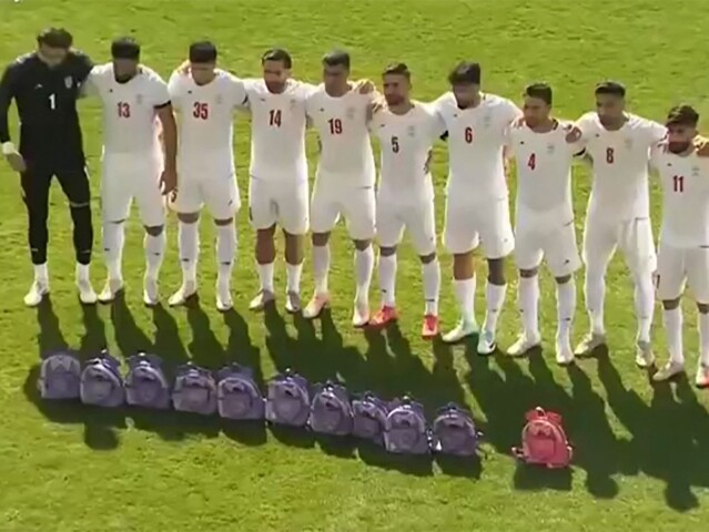 iránska futbalová reprezentácia, gesto, škola, školské tašky
