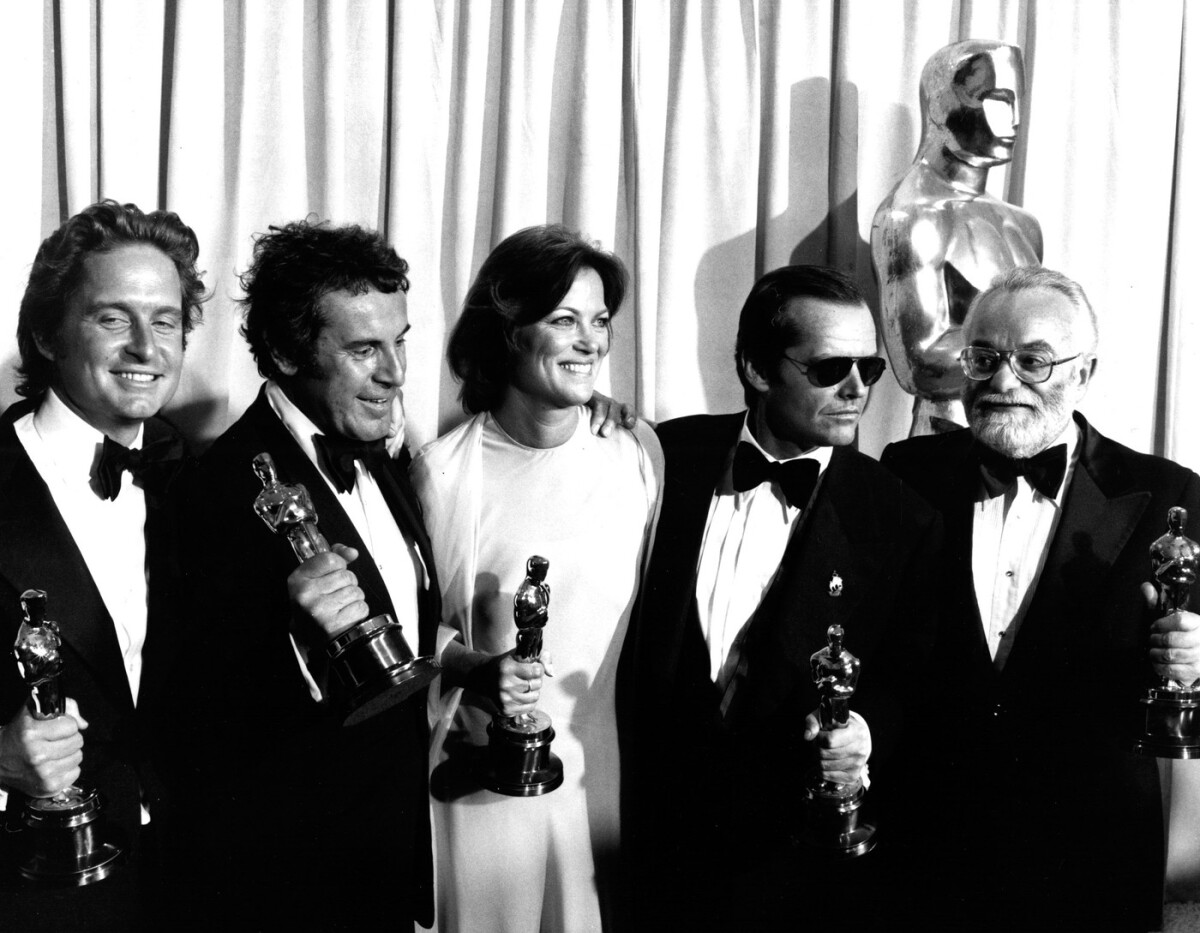 Producent Michael Douglas, režisér Miloš Forman, herci Louise Fletcherová a Jack Nicholson a producent Saul Zaentz so soškami Oscara, ktoré získali v roku 1976.