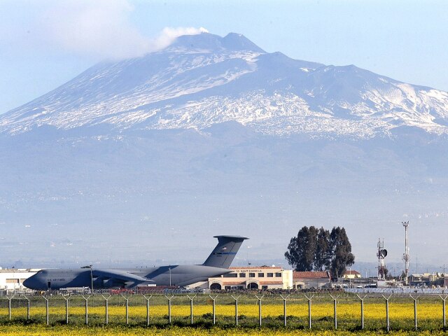 Americké lietadlo C-5 Galaxy na základni Sigonella v roku 2003. V pozadí sopka Etna.