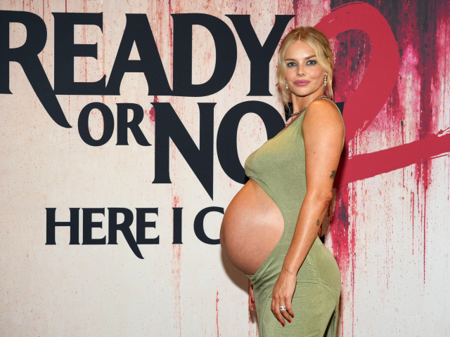 Tehotná Samara Weaving uviedla film Nevesta na zabitie 2.