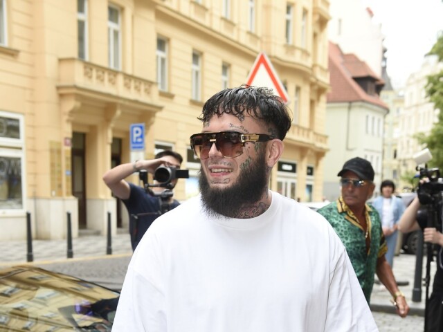 Raper Leo Beránek na zábere z leta 2025 po prepustení z väzenia. 