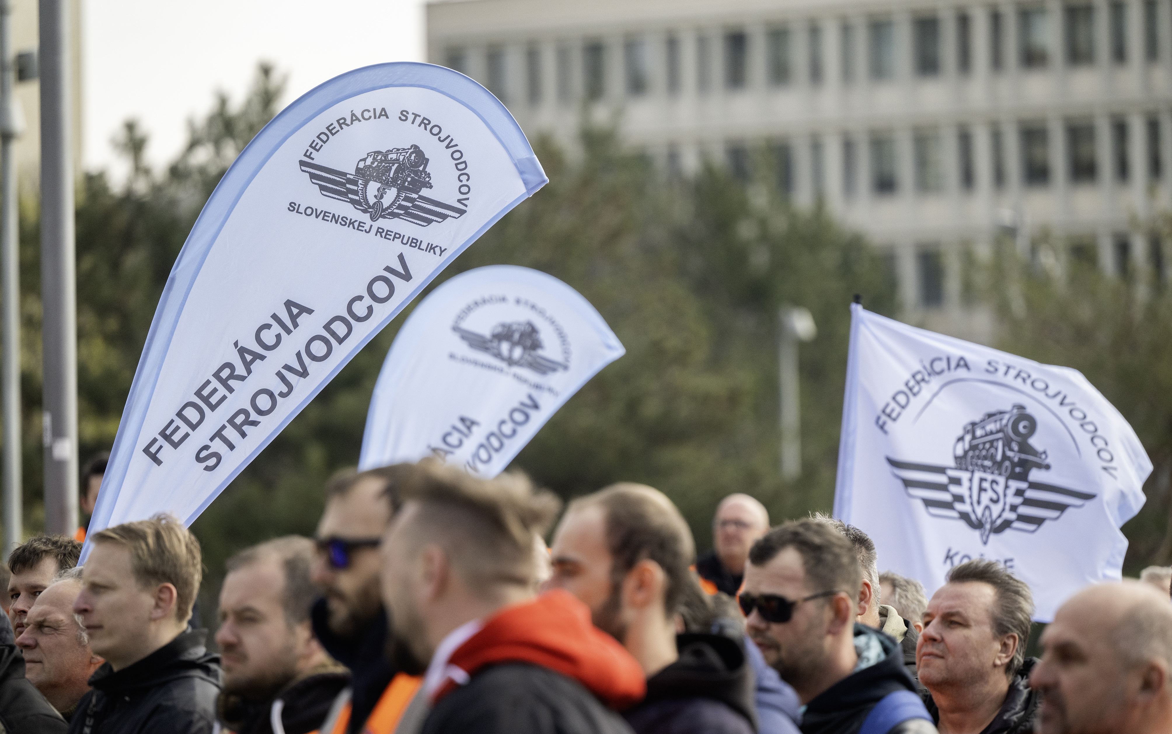 Na snímke účastníci počas protestu, ktorým vyjadrili nesúhlas s uznesením vlády, podľa ktorého bude rušňovodič sledovaný kamerou, na bratislavskom Námestí slobody
