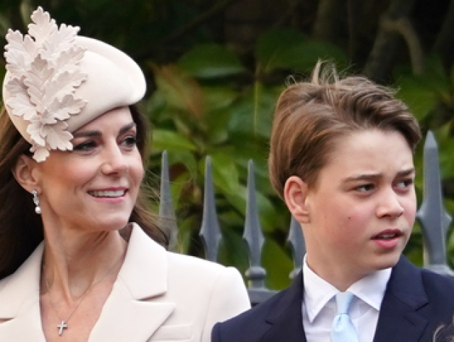 Britská princezná Charlotte (zľava), Kate, princezná z Walesu, princ George, princ Louis, William, princ z Walesu, a princ Edward