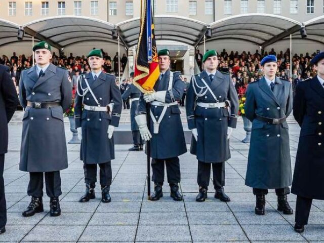 Príslušníci Bundeswehru na slávnostnom nástupe v Bendlerblock, Berlín
