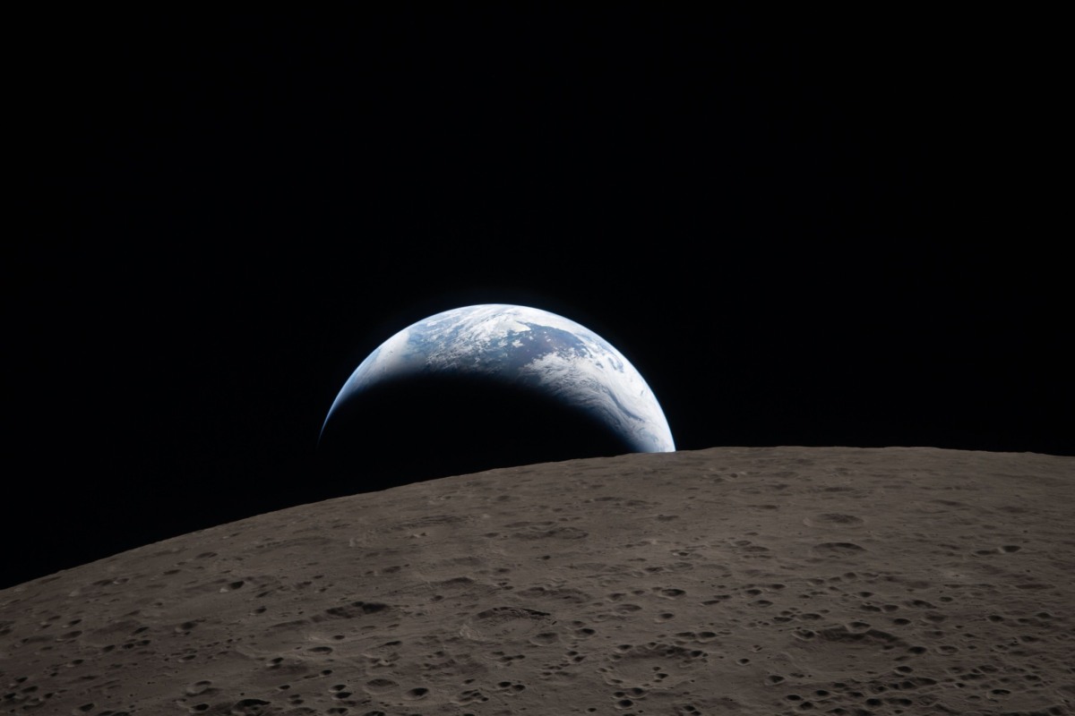 Earth / Moon /