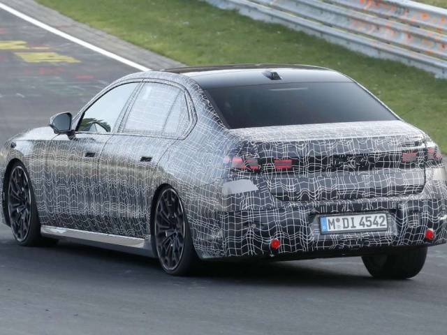 BMW 7 - maskovaný facelift 2026