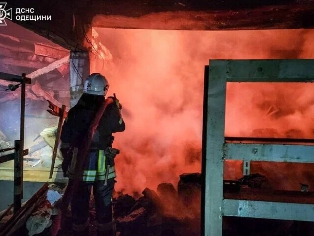 Hasenie požiaru po ruskom útoku na Odesu 8. apríla 2026