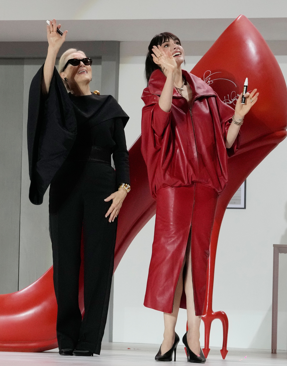 Herečky Meryl Streep (vľavo) a Anne Hathaway spoločne na premiére v Soule. 