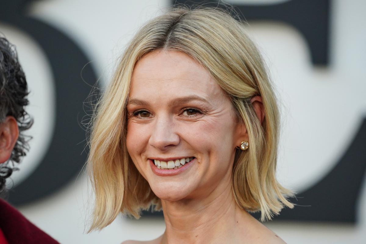 Herečka Carey Mulligan na premiére seriálu Beef v kreácii Dries van Noten. 