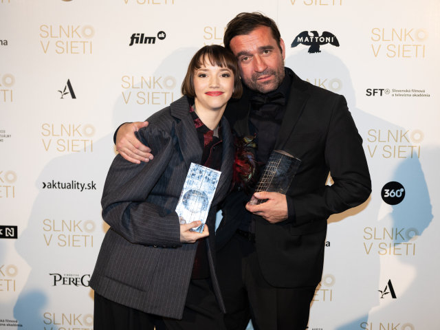 slnko-Režisérka Tereza Nvotová a herec Milan Ondrík s cenami za film Otec. 