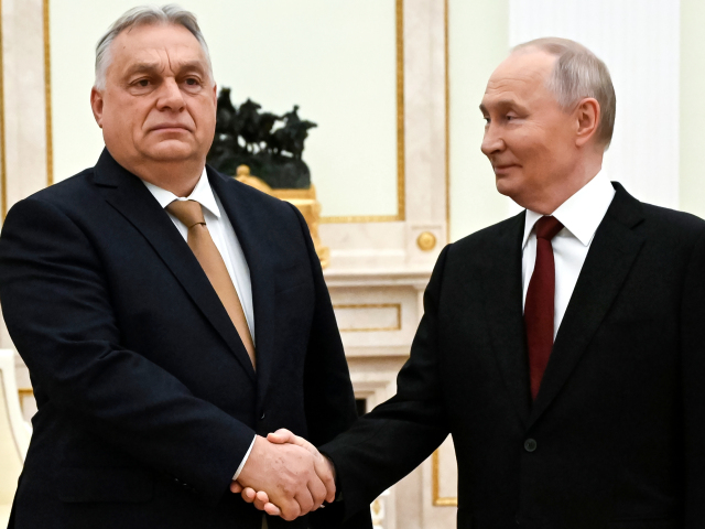 Ruský prezident Vladimir Putin (vpravo) a vtedajší maďarský premiér Viktor Orbán počas stretnutia v Moskve, november 2025.