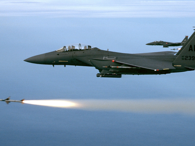 Americké stíhacie lietadlá F-15E Strike Eagle nad Mexickým zálivom