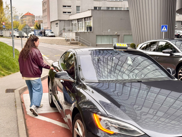 Nekalé praktiky na letisku? Vodičom Boltu s Uberom sa nepozdávajú nízke ceny, zákazníkom rušia jazdy