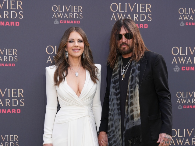Herečka Elizabeth Hurley a jej partner Billy Ray Cyrus pózovali spoločne. 