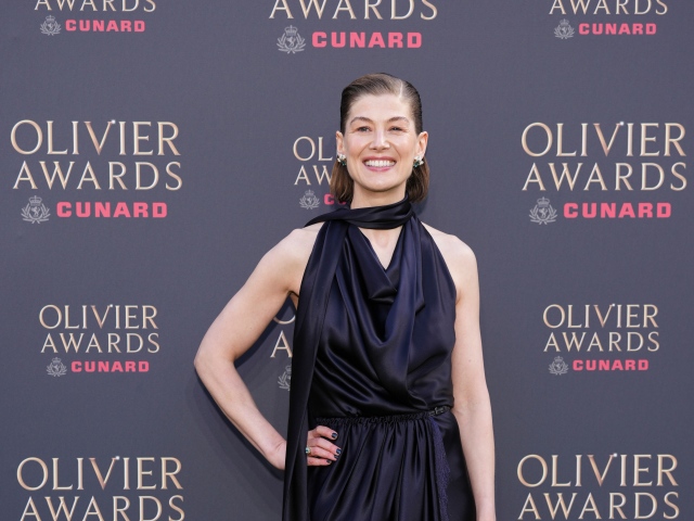 Nominovaná Rosamund Pike prišla v kreácii Burberry. 