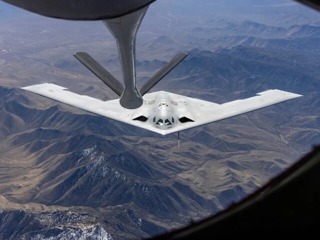 Lietadlo firmy Northrop Grumman B-21 Raider predvádza tankovanie za letu