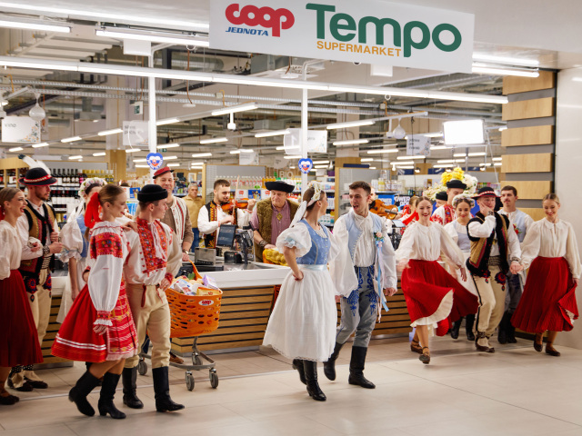 COOP Jednota, folkór, obchod, nakupovanie