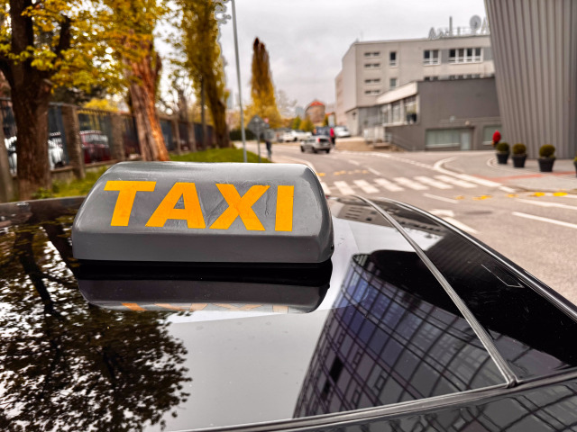 Taxikári žiadajú zrušiť zmluvy s Boltom na bratislavskom letisku. Tvrdia, že vznikli bez súťaže