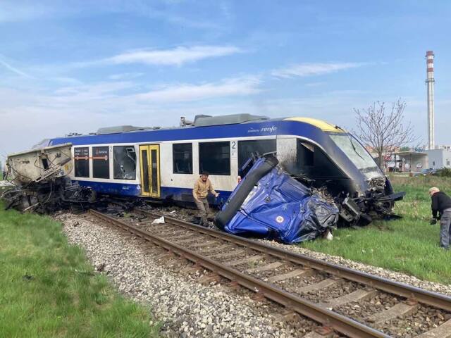 Pri Komárne sa zrazil vlak s autom, doprava je prerušená. Železnice hlásia problém aj na severe
