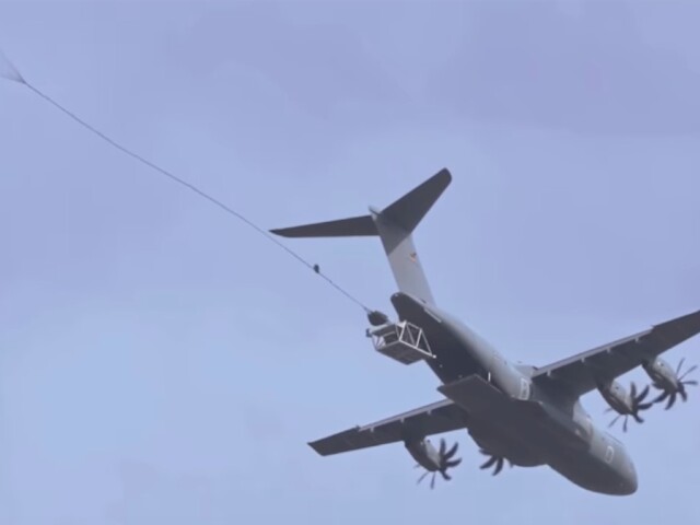 Zhodenie tančíku Wiesel z lietadla A400M