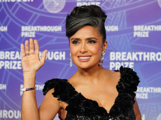 Herečka Salma Hayek Pinault v kreácii Gucci. 