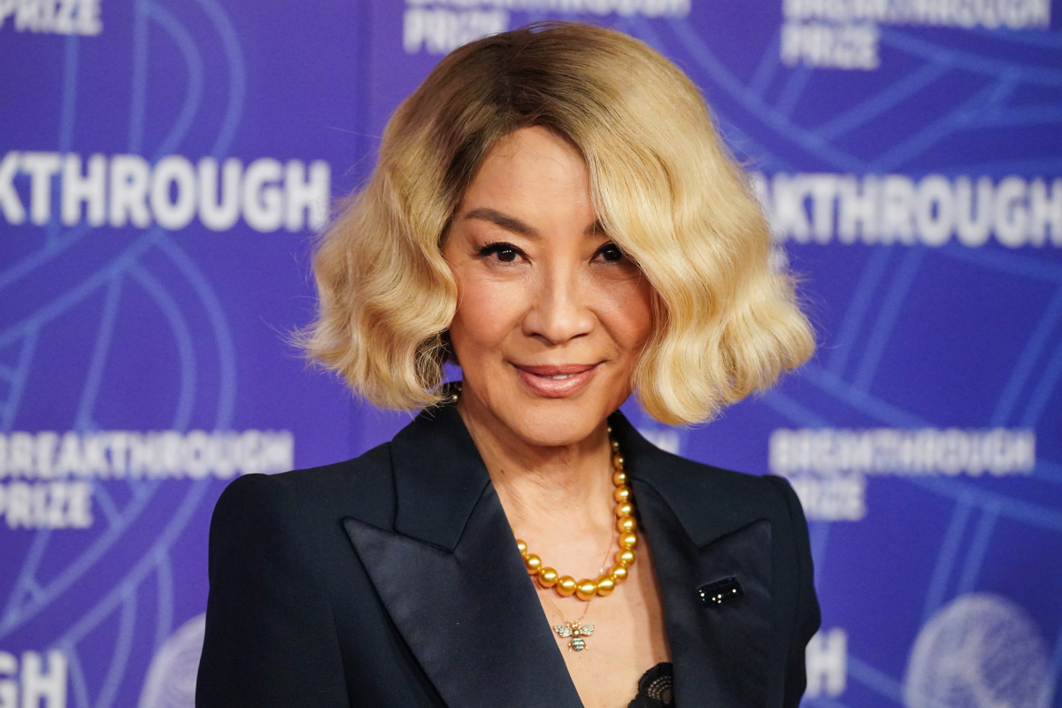 Herečka Michelle Yeoh predviedla mikádo v kučeravej podobe. 