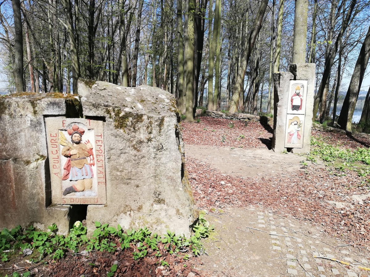 kamenné plastiky, Slanický ostrov