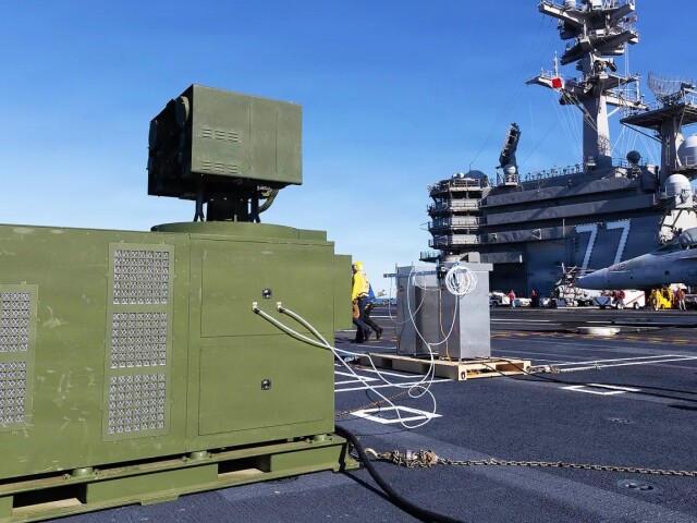 Laserový protidronový systém LOCUST na USS George H.W. Bush