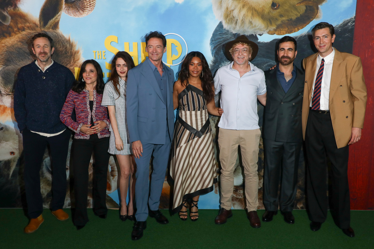 Chris O'Dowd (zľava), Julia Louis-Dreyfus, Molly Gordon, Hugh Jackman, Regina Hall, Rhys Darby, Brett Goldstein a Nicholas Braun