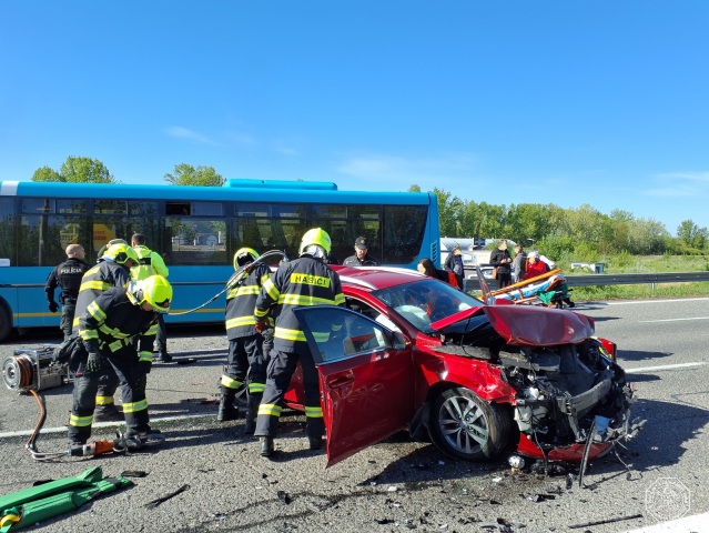 nehoda autobus auto hasiči
