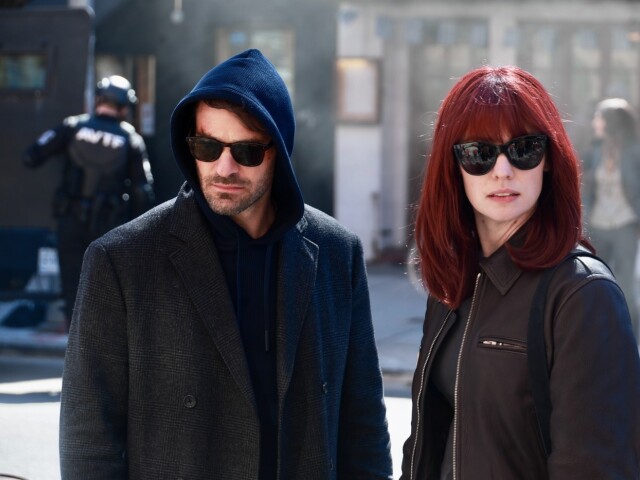 Charlie Cox a Deborah Ann Woll v seriáli Daredevil: Born Again.