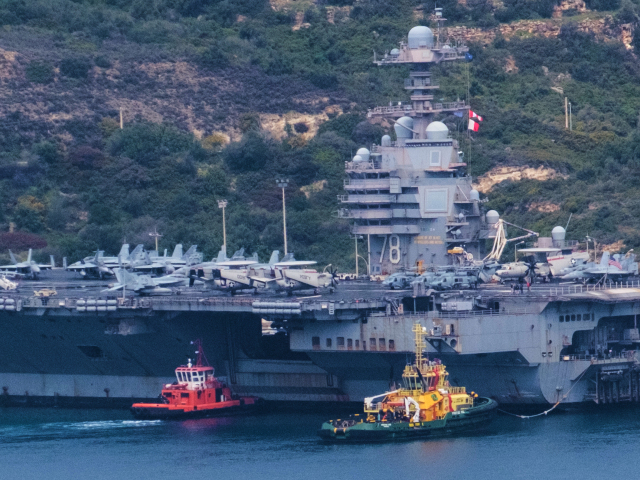 Lietadlová loď USS Gerald R. Ford kotví v námornej základni Souda neďaleko Chanie na ostrove Kréta v pondelok 23. marca 2026.
