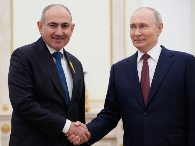 Pašinian, Putin