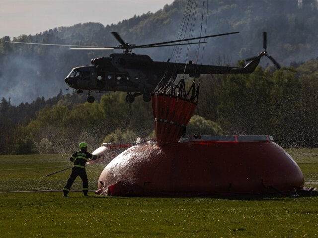 hasiči česko švajčiarsko české vrtuľník black hawk bambi vak hasič požiar