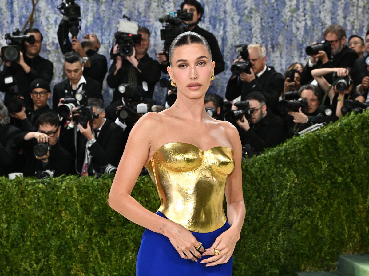 Modelka a podcasterka Hailey Bieber prišla v kreácii Saint Laurent. 
