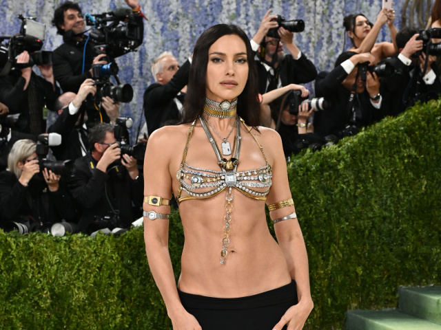 Modelka Irina Shayk prišla v jednom z odhaľujúcich lookov večera. 