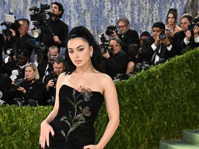 Speváčka Charli XCX sa objaví po boku DiCapria. Nový film Martina Scorseseho nakrúcali aj v Prahe
