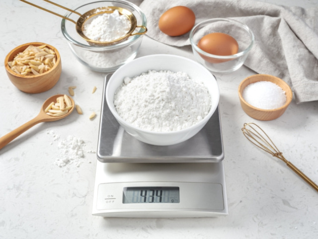 Keď čísla klamú: Nepodarený koláč? Možno za to nemôže recept, ale vaša digitálna váha. Skúste jednoduchý trik s mincami