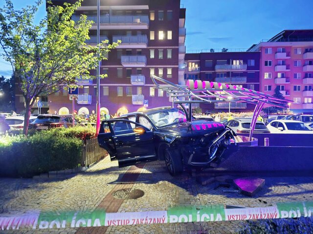 Petržalka nehoda auto fontána Lužná ulica