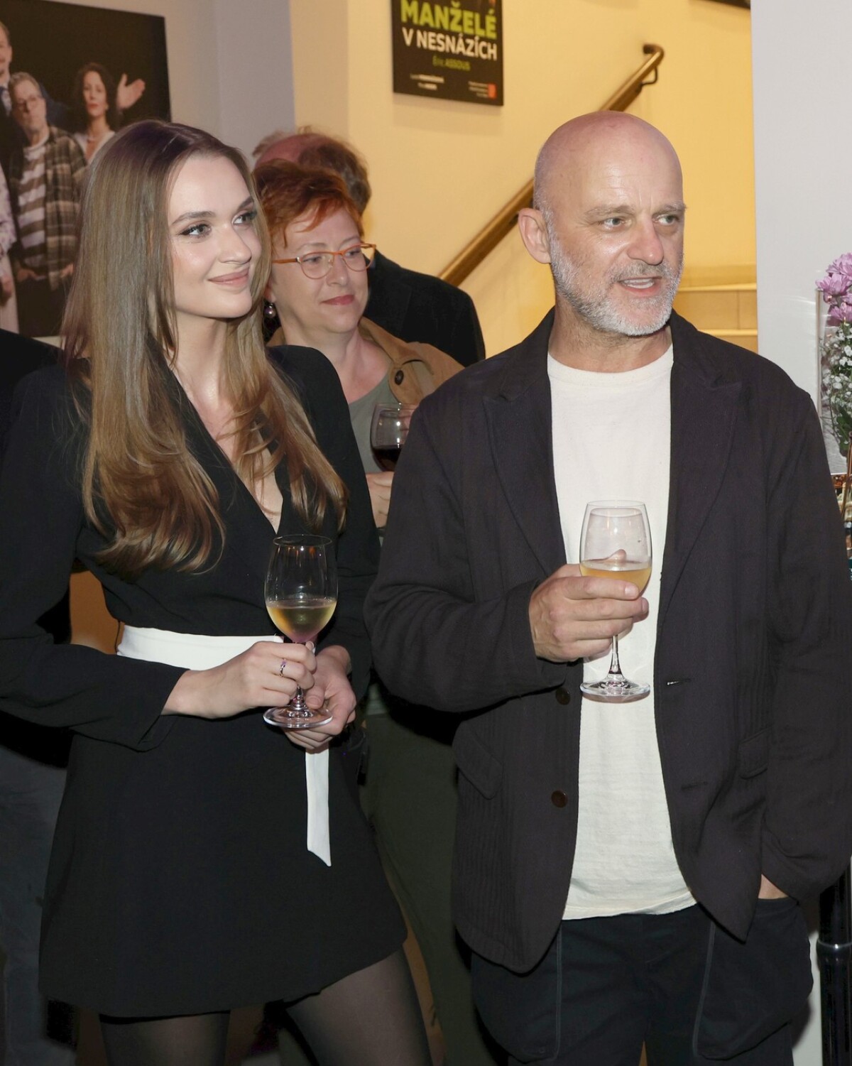 Herec Hyněk Čermák a jeho partnerka Veronika na premiére divadelnej hry UNIKÁT. 